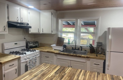 Summerville House | 4-bedroom house in adorable Summerville with AC