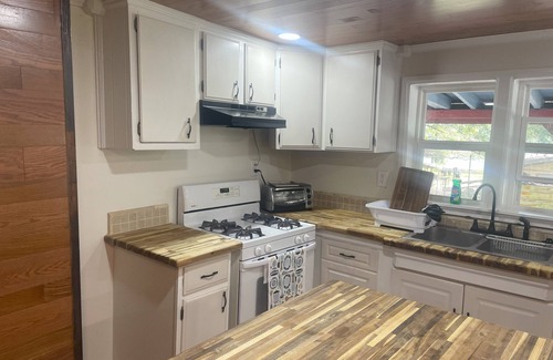 Summerville House | 4-bedroom house in adorable Summerville with AC