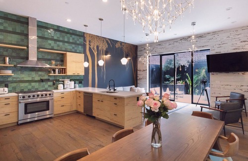 West Oakland House | 4-bedroom house Near UC Berkeley with Garden Jacuzzi Garage Parking