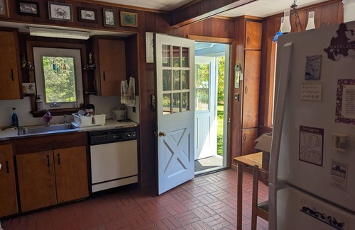 Menantic Creek House | 4-bedroom house on lake in delightful Shelter Island with WiFi, AC on 3.2 acres