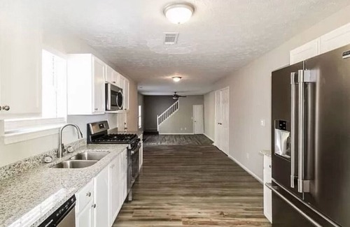 Stone Mountain House | 4-bedroom house sleeps 12 in charming Stone Mountain with WiFi, AC