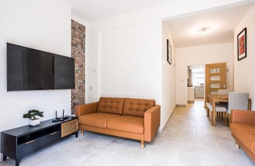 Cricklewood House | 4 bedroom house with Garden, Parking & 3 mins Walking Distance from Train Station