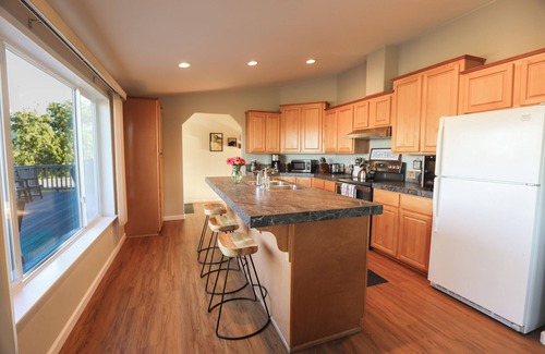 Newberg House | 4-bedroom house with picturesque views of Mt. Hood