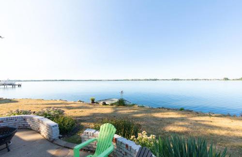 Sandusky House | 4 Bedroom Lakefront Home with Private Beach on Cedar Point Chaussee