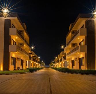 Gumla Hotel | 4 Bedroom Luxury Bungalow in Vrindavan - lavish & luxury Stay #only Family's Stags not allowed