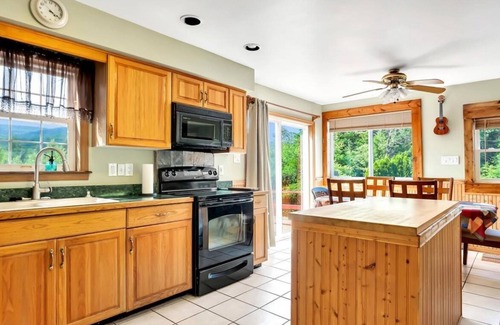 Lake George House | 4-bedroom Mountain View villa in Lake George