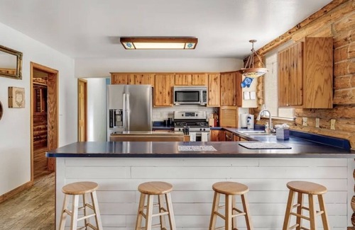 Prescott Cabin | 4 bedroom peaceful cabin with breathtaking views, walk to lake.