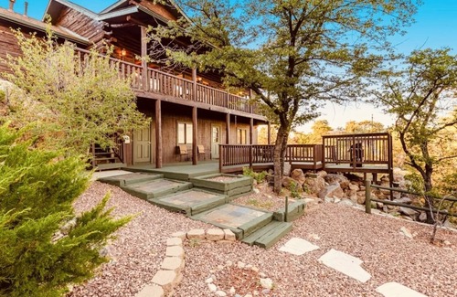 Prescott Cabin | 4 bedroom peaceful cabin with breathtaking views, walk to lake.