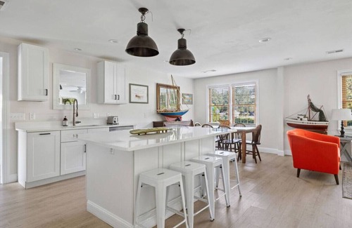 West Ashley House | 4 Bedroom Private Home 10 Minutes from Downtown!