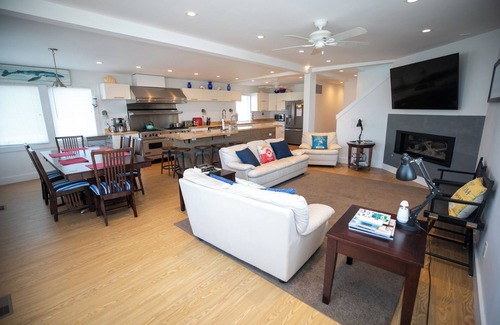 Ship Bottom House | 4 Bedroom Ship Bottom Beach House w/Hot Tub + Game room! 1 Block to the Beach!n