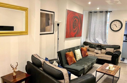 Wellingborough House | 4 Bedroom Terrace house