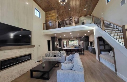 Kingston House | 4-bedroom vacation home just 5 minutes from Lake Texoma