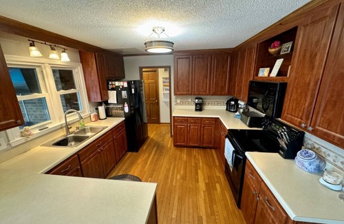 High Point House | 4 Bedroom w/Heated Pool by Oak Hollow Lake