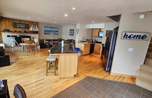 Newman Lake House | 4-bedroom waterfront house in lovely Newman Lake with AC, WiFi. Family friendly.