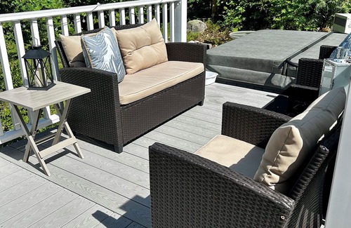 Winthrop House | 4-bedroom Waterfront LAKEHOUSE in Maine. Hot tub, firepit, deck & private dock.
