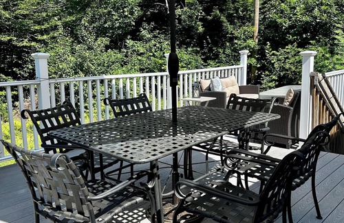 Winthrop House | 4-bedroom Waterfront LAKEHOUSE in Maine. Hot tub, firepit, deck & private dock.
