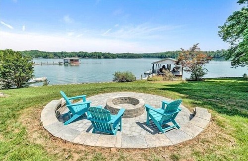 Moneta House | 4 Bedrooms, 1 Flex Room, 3½ Bathrooms! Pet Friendly! Many Recent Updates! Sits Close to the Water!