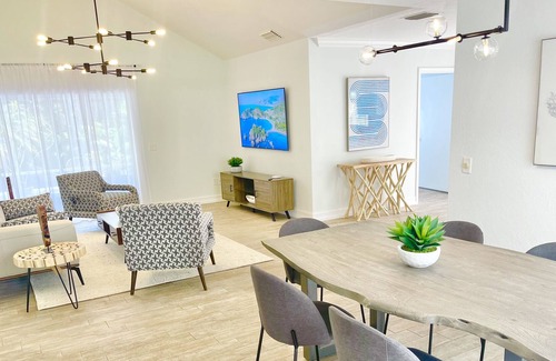 Park Shore House | 4 bedrooms 2 bathrooms only steps away from the beach and downtown
