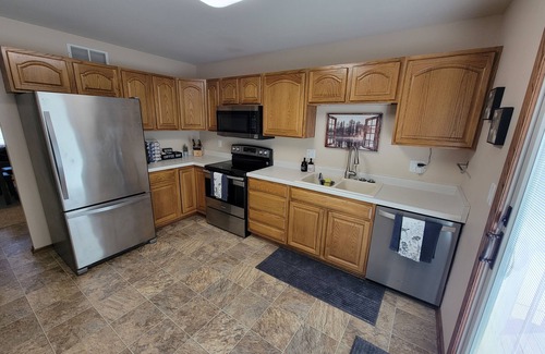Ames House | 4 bedrooms. 2 miles to ISU. Quiet Cul-de-sac.