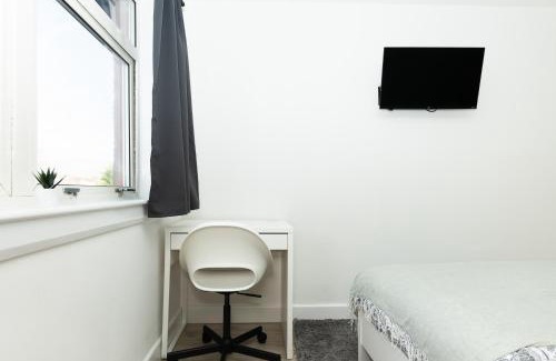 Dennyloanhead House | 4 Bedrooms-2Bath-Free Parking