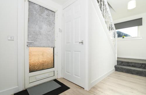 Dennyloanhead House | 4 Bedrooms-2Bath-Free Parking