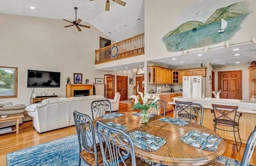 Huddleston House | 4 Bedrooms, 4½ Bathrooms, Sleeps 8! Come Visit 'Carter Cook Retreat'!