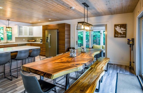 Seguin Cottage | 4 bedrooms and 3 bathrooms on Clear Lake!