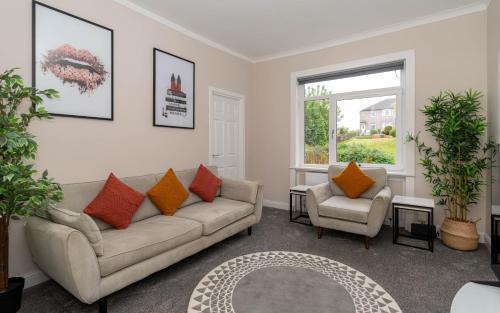 Cardonald Apartment | 4 Bedrooms Homely House - Sleeps 6 Comfortably with 6 Double Beds,Glasgow, Free Street Parking, Business Travellers, Contractors, & Holiday-Goers, Near All Major Transport Links in Glasgow & City Centre