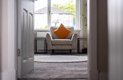 Cardonald Apartment | 4 Bedrooms Homely House - Sleeps 6 Comfortably with 6 Double Beds,Glasgow, Free Street Parking, Business Travellers, Contractors, & Holiday-Goers, Near All Major Transport Links in Glasgow & City Centre