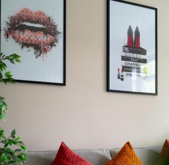 Cardonald Apartment | 4 Bedrooms Homely House - Sleeps 6 Comfortably with 6 Double Beds,Glasgow, Free Street Parking, Business Travellers, Contractors, & Holiday-Goers, Near All Major Transport Links in Glasgow & City Centre