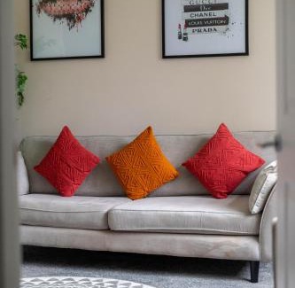 Cardonald Apartment | 4 Bedrooms Homely House - Sleeps 6 Comfortably with 6 Double Beds,Glasgow, Free Street Parking, Business Travellers, Contractors, & Holiday-Goers, Near All Major Transport Links in Glasgow & City Centre