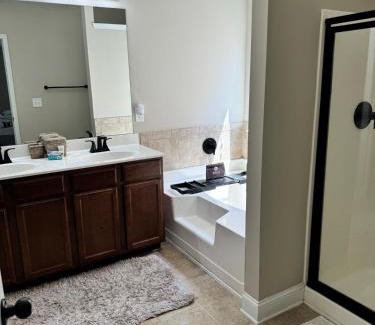 Decatur House | 4 Bedrooms Private Backyard Smoke Room Garden Tub