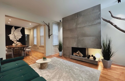 East Allegheny House | 4 Bedrooms Private Patio Stay in Style Free parking