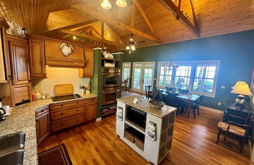 Monteagle House | 4 Bedrooms with Views on Monteagle Mountain