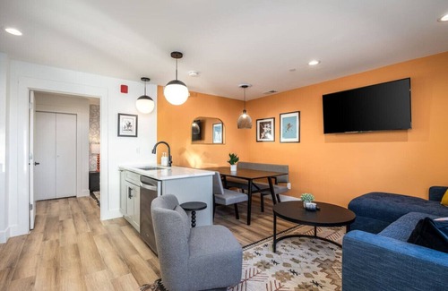 Hillsboro Village Apartment | 4 Beds 3 Bedroom Updated Condo w/Desks, Patio + Parking