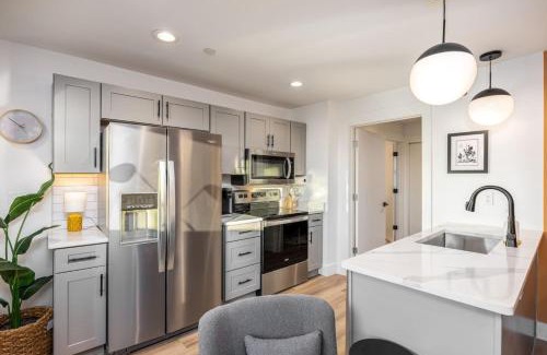 Hillsboro Village Apartment | 4 Beds 3 Bedroom Updated Condo w Desks Patio and Parking