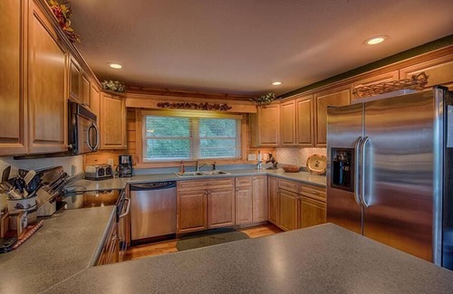 Waynesville Cabin | 4 BR 3 BA Luxury Log Super Views, Hot Tub, Easy Paved Access, WIFI, GameRoom