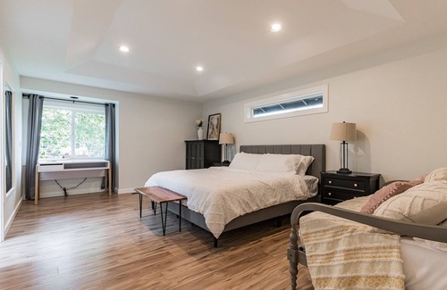 Oak Creek House | 4 BR/3BA House in one level at beautiful neighborhood