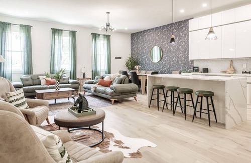 Berry Hill House | 4 br - 4 ba - Rooftop - Sleeps 6 - 2 Car Garage!