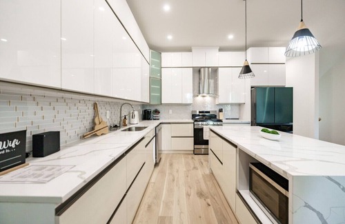 Berry Hill House | 4 br - 4 ba - Rooftop - Sleeps 6 - 2 Car Garage!