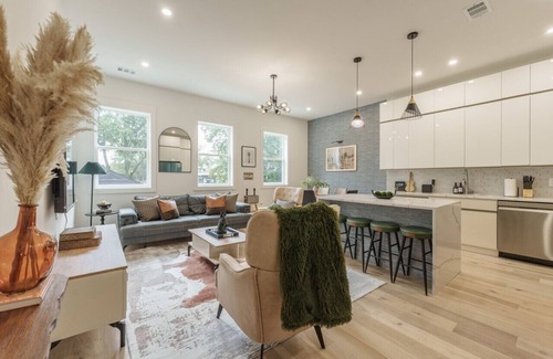Berry Hill House | 4 br + 4 ba - Sleeps 6 - 2 Car Garage!