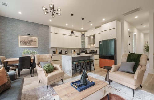 Berry Hill House | 4 br + 4 ba - Sleeps 6 - 2 Car Garage!