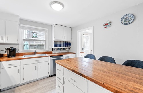 Rockport House | 4 BR Home l Walk to Beaches & Downtown l Reserved Parking & Beach Gear included