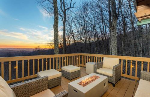 Wolf Laurel House | 4 Br Mountain Views Sleeps 10 Sauna Hot Tub Arcade