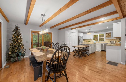 Blue Ridge House | 4 BR on Toccoa River, Hot Tub, Fish/Tube from deck! Firepit, Pool Table, Dogs ok