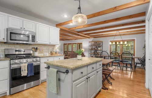 Blue Ridge House | 4 BR on Toccoa River, Hot Tub, Fish/Tube from deck! Firepit, Pool Table, Dogs ok