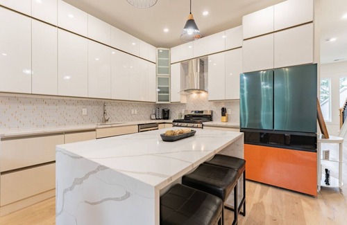 Berry Hill House | 4 br - Rooftop Patio - Karaoke - 2 Car Garage!