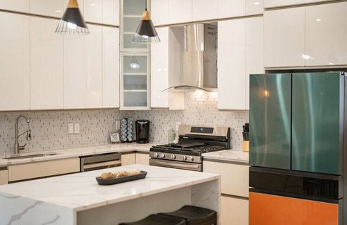 Berry Hill House | 4 br - Rooftop Patio - Karaoke - 2 Car Garage!