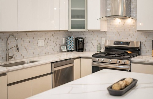 Berry Hill House | 4 br - Rooftop Patio - Karaoke - 2 Car Garage!