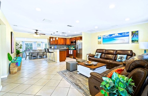 Palm Beach Gardens House | 4 BR | SLEEP 10 | PRIVATE GUEST SUITE | HEATED POOL | NEAR BEACHES, WATERPARK & PGA